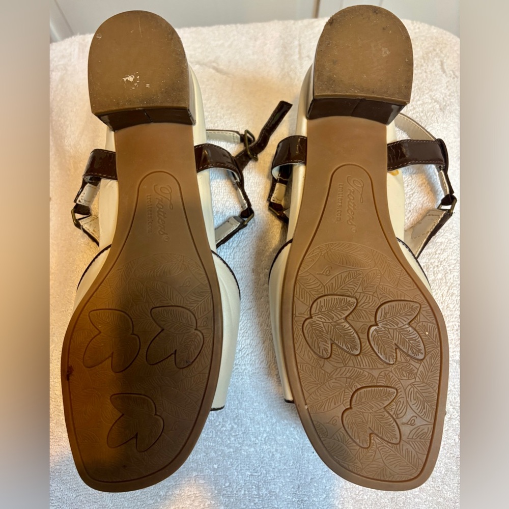 Trotters Two-Tone Sandals | Size 8.5 | Cream & Brown - Picture 6 of 9